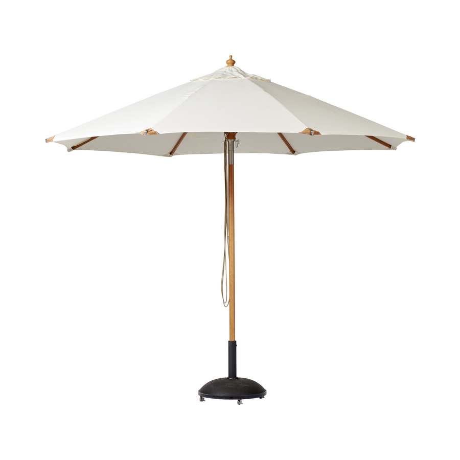Umbrelă Shade Pomino Cinas — umbrelă de 330 cm cu pânză alb-fildeș și coadă de lemn cu finisaj tec, pe o terasă mare.