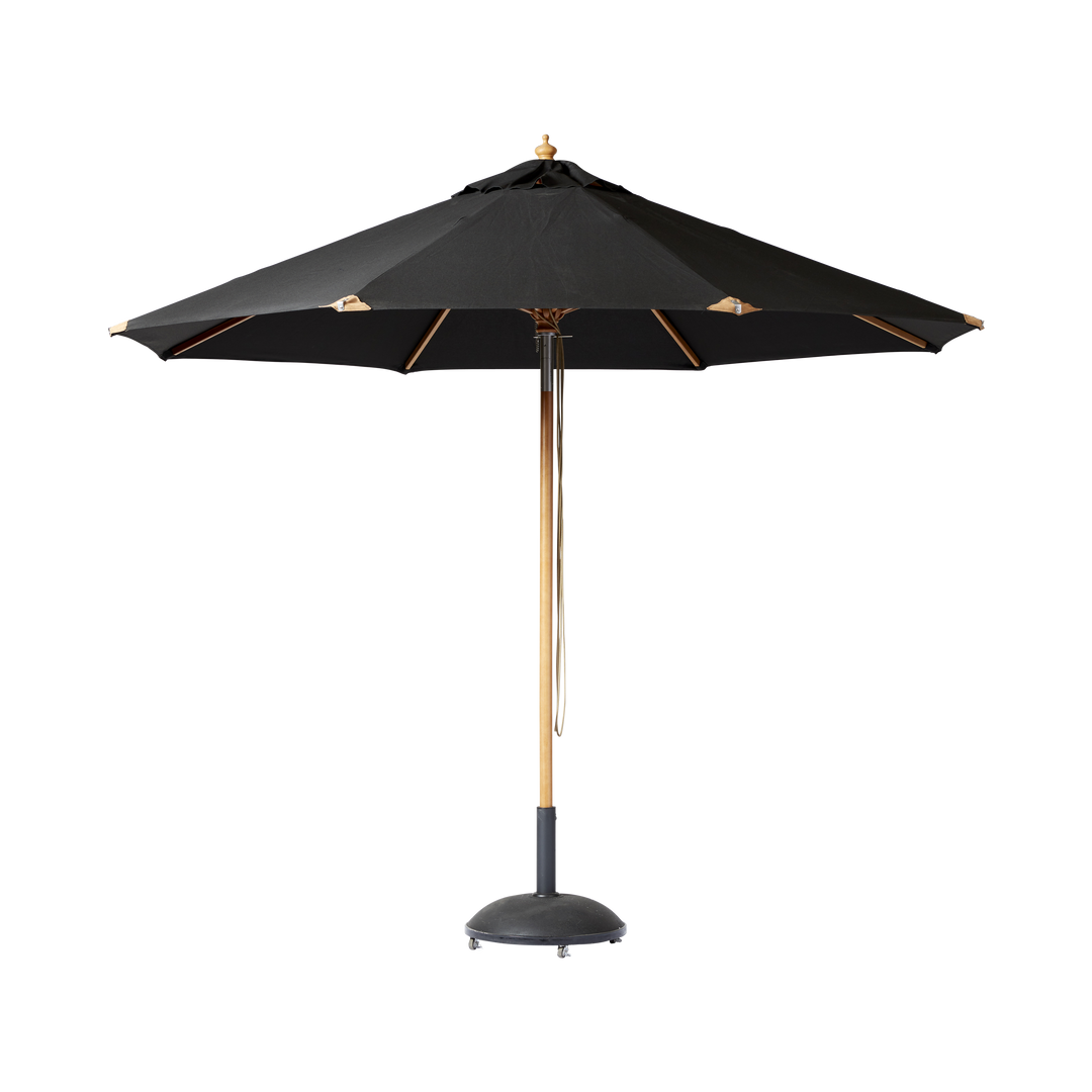 Umbrelă Shade Pomino Cinas — umbrelă de 330 cm cu pânză neagră și coadă de lemn cu finisaj tec, pe o terasă mare.