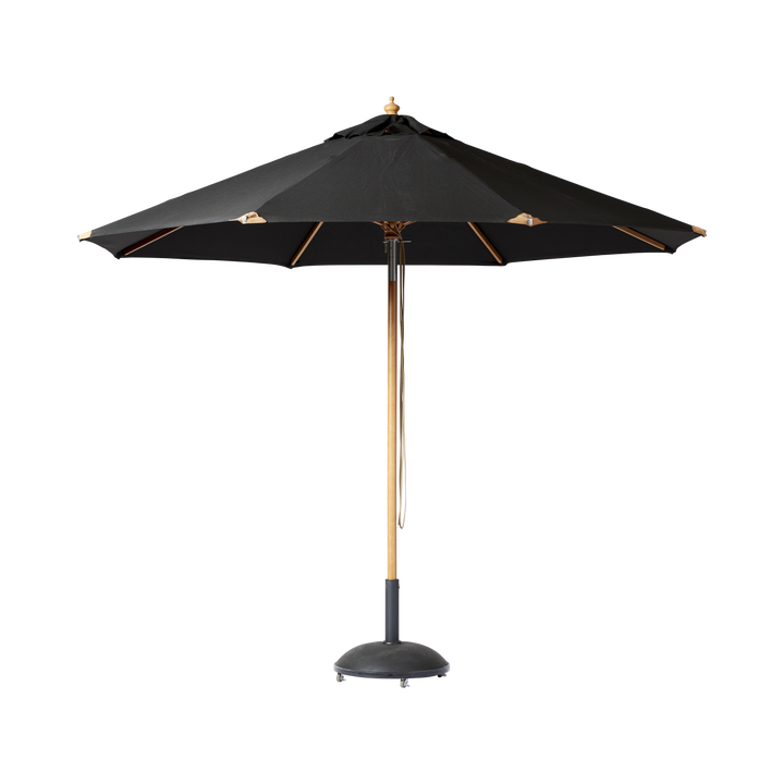 Umbrelă Shade Pomino Cinas — umbrelă de 330 cm cu pânză neagră și coadă de lemn cu finisaj tec, pe o terasă mare.