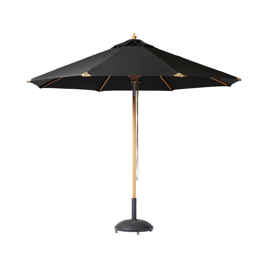 Umbrelă Shade Pomino Cinas — umbrelă de 330 cm cu pânză neagră și coadă de lemn cu finisaj tec, pe o terasă mare.