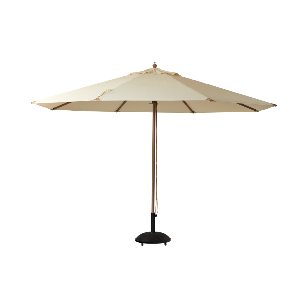 Umbrelă Shade Lizzano Cinas — umbrelă rotundă cu pânză alb-fildeș și coadă de lemn cu finisaj tec, pe terasă mare.