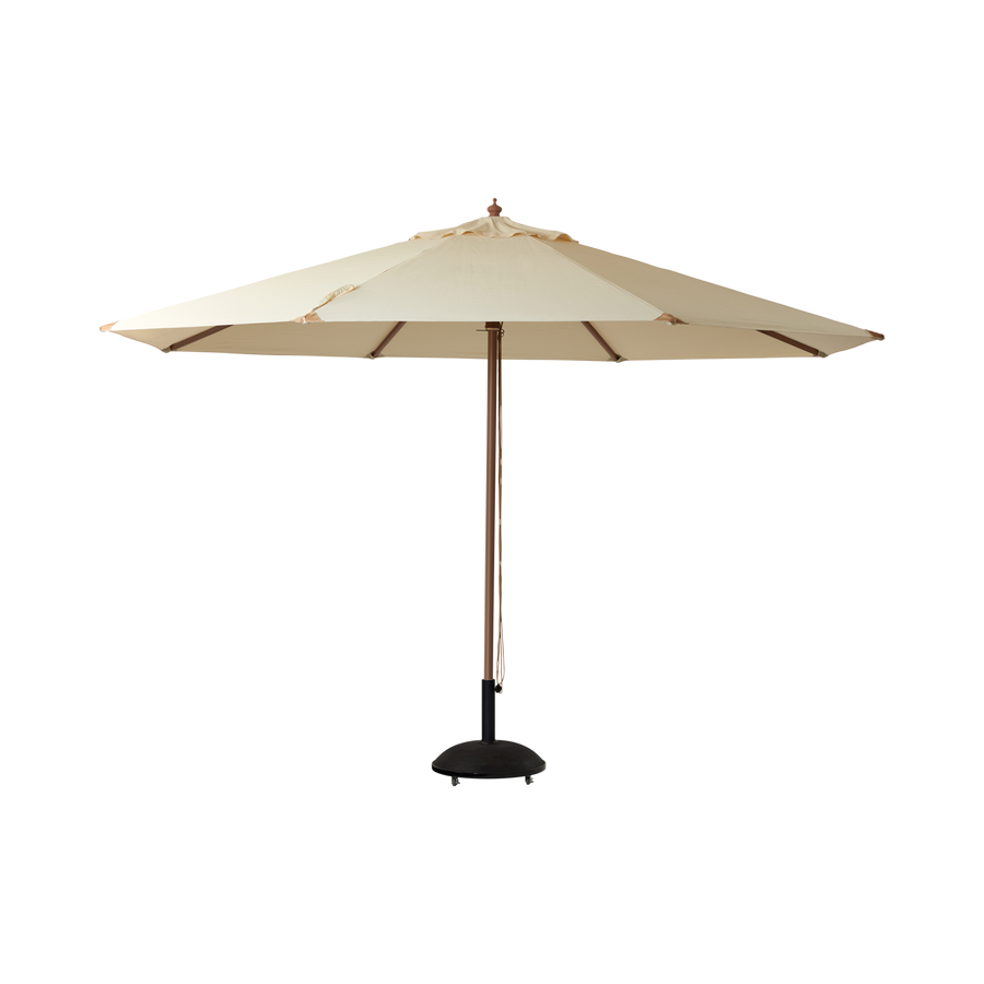 Umbrelă Shade Lizzano Cinas — umbrelă rotundă cu pânză alb-fildeș și coadă de lemn cu finisaj tec, pe terasă mare.