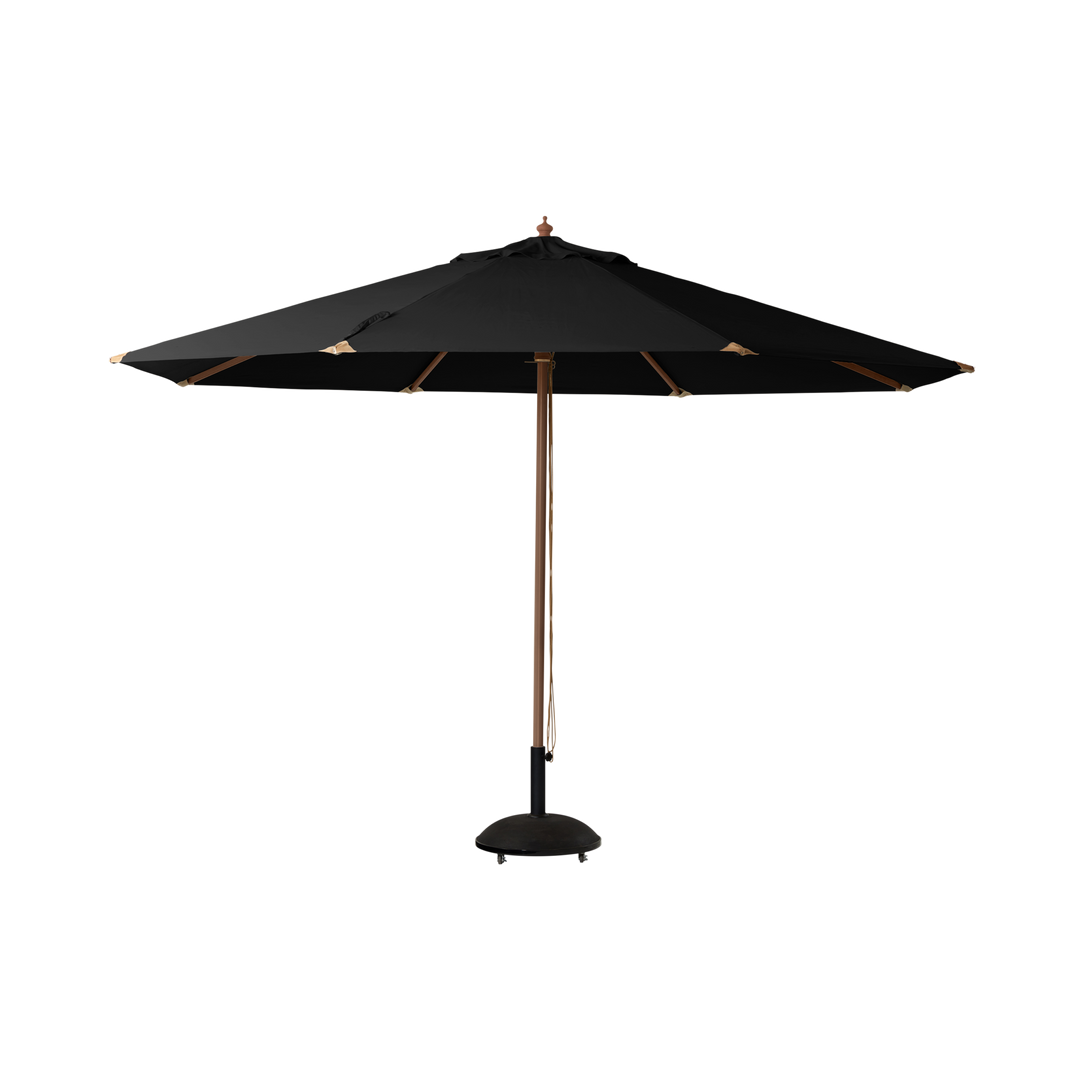 Umbrelă Shade Lizzano Cinas — umbrelă rotundă cu pânză neagră și coadă de lemn cu finisaj tec, pe terasă mare.