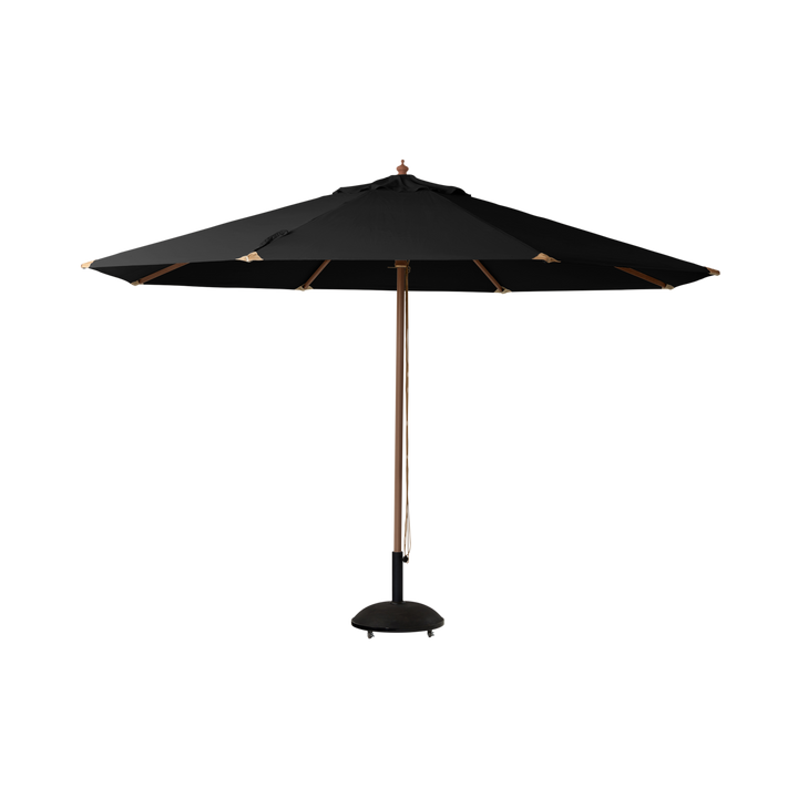 Umbrelă Shade Lizzano Cinas — umbrelă rotundă cu pânză neagră și coadă de lemn cu finisaj tec, pe terasă mare.