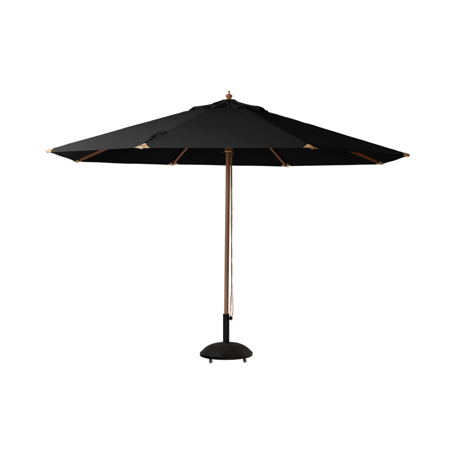 Umbrelă Shade Lizzano Cinas — umbrelă rotundă cu pânză neagră și coadă de lemn cu finisaj tec, pe terasă mare.