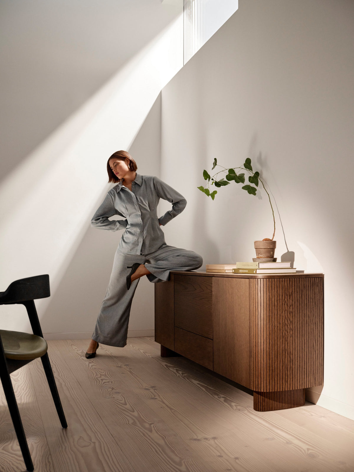 Bufet BoConcept Santiago 150 cm cu usa rabatabila, stejar natural — detaliu