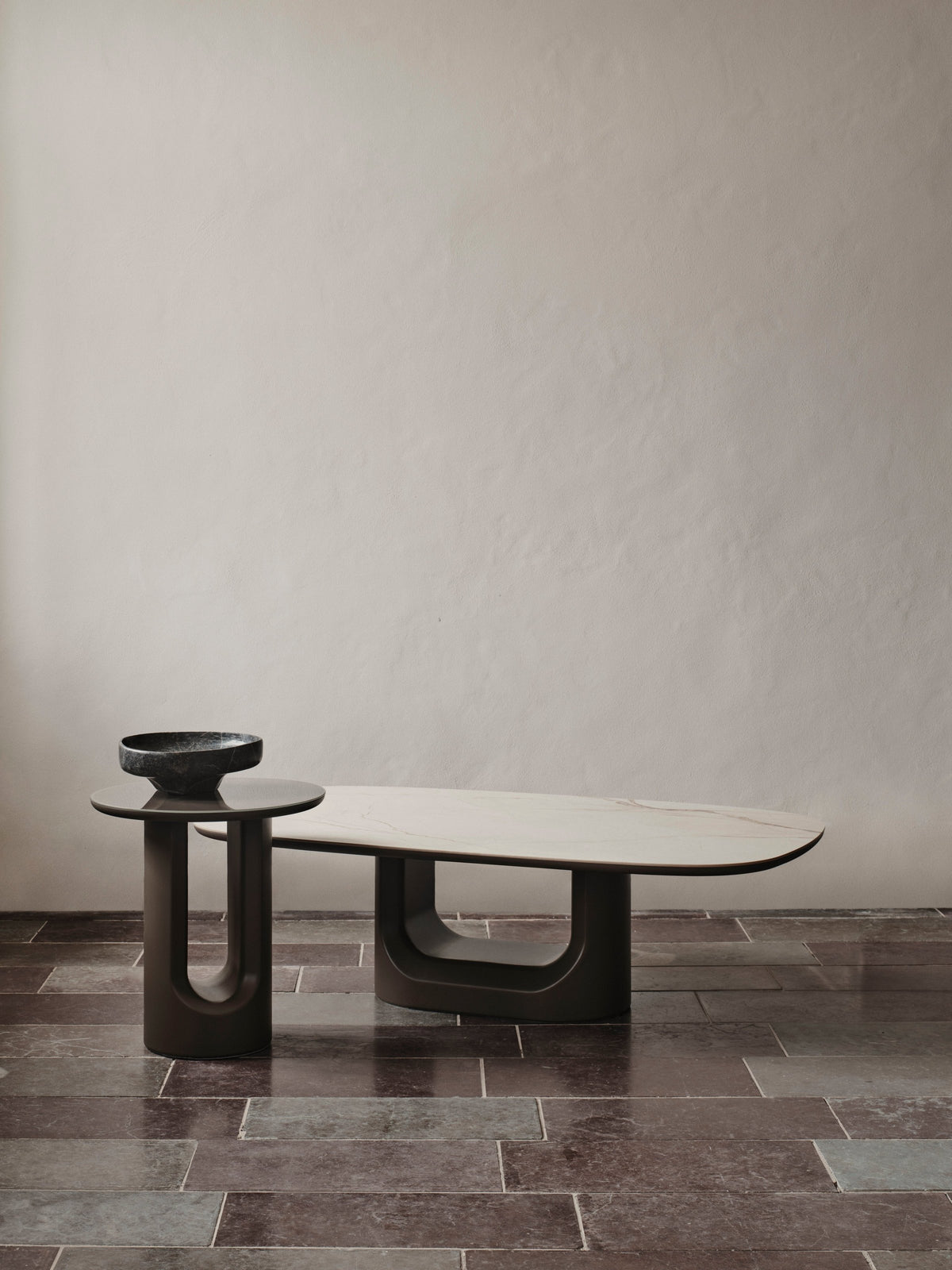 Măsuță laterală BoConcept Volterra Ø46 cm, stejar închis — detaliu