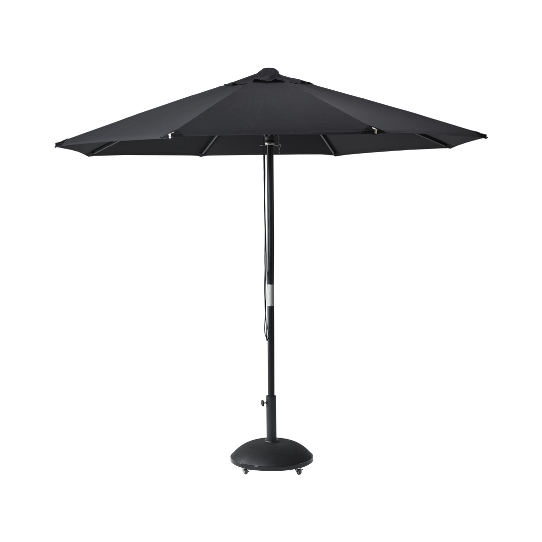Umbrelă Shade Capri Nero Cinas — umbrelă de 300 cm cu coadă și pânză negre, pe o terasă modernă, minimalistă.