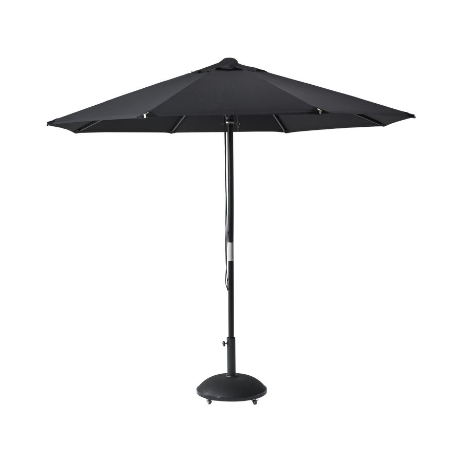 Umbrelă Shade Capri Nero Cinas — umbrelă de 300 cm cu coadă și pânză negre, pe o terasă modernă, minimalistă.