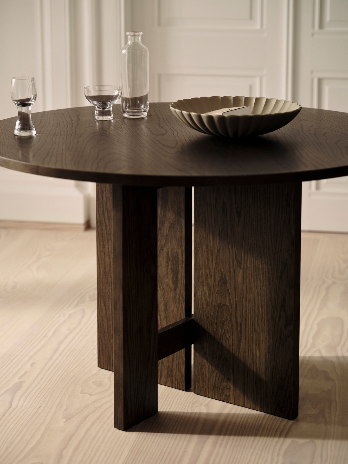 Masă de dining BoConcept axo series din stejar închis — detaliu