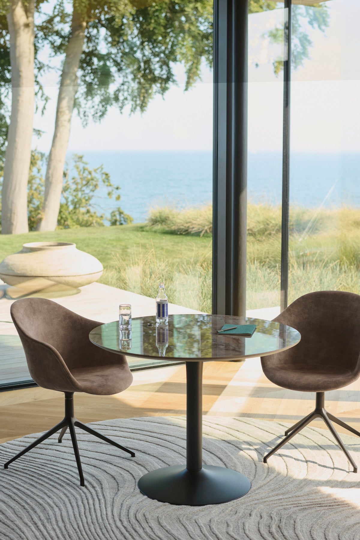 Masă de dining rotundă BoConcept New York, ceramică cu aspect de marmură — detaliu