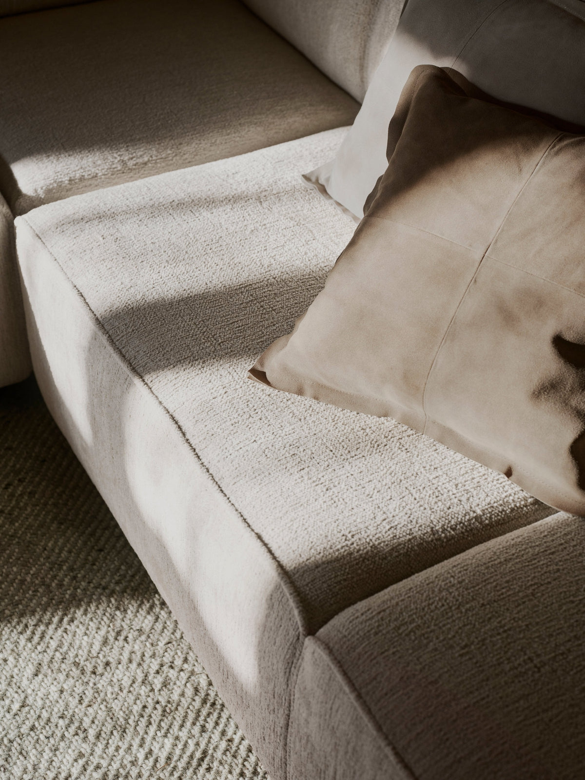 Pernă decorativă BoConcept Suede din piele — detaliu