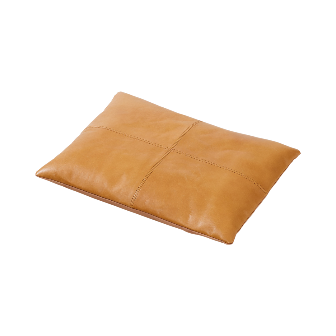 Pernă pentru taburet Rib Cinas — pernă din piele maro pe un taburet Rib din tec.
