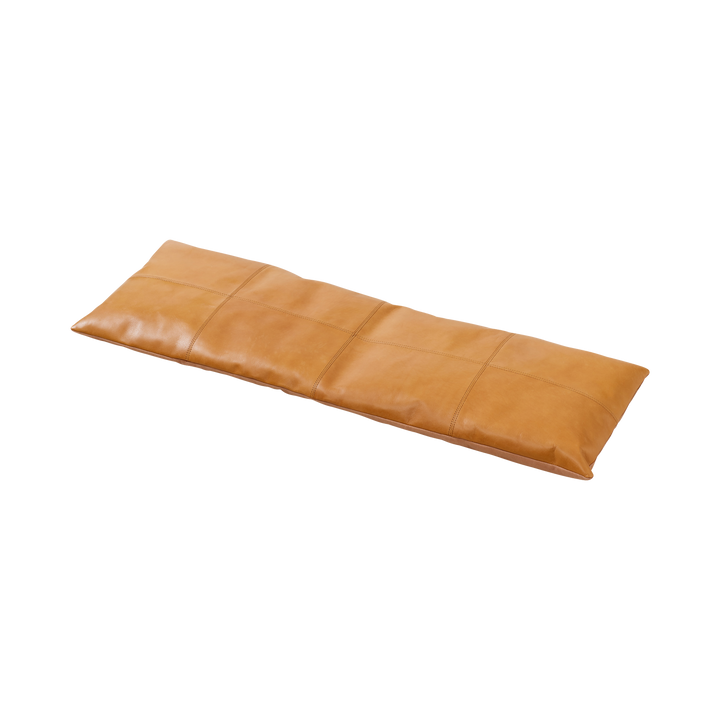 Pernă pentru banca Rib Cinas — pernă din piele maro pe o banchetă Rib pentru trei din lemn de tec.