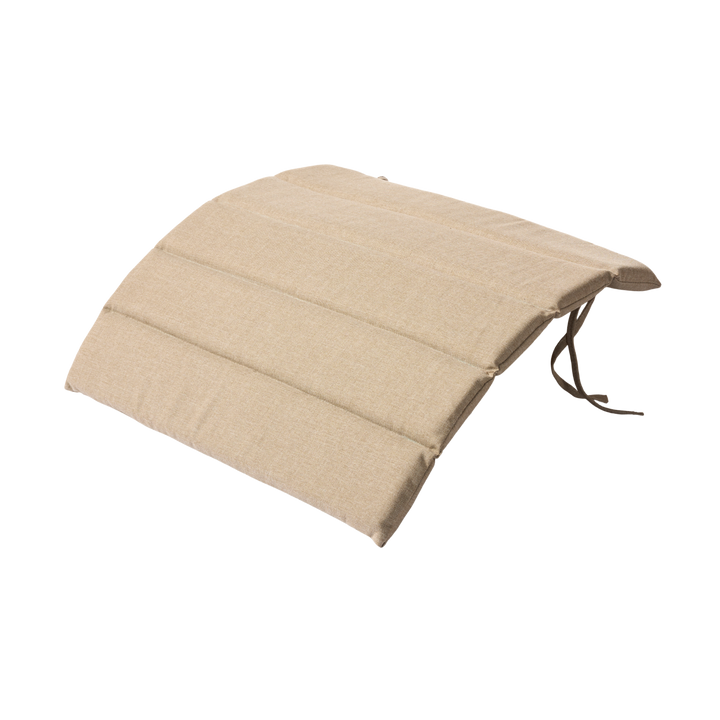 Pernă pentru taburet Adirondack Cinas — pernă culoarea nisipului prinsă cu șnururi pe un taburet Adirondack.