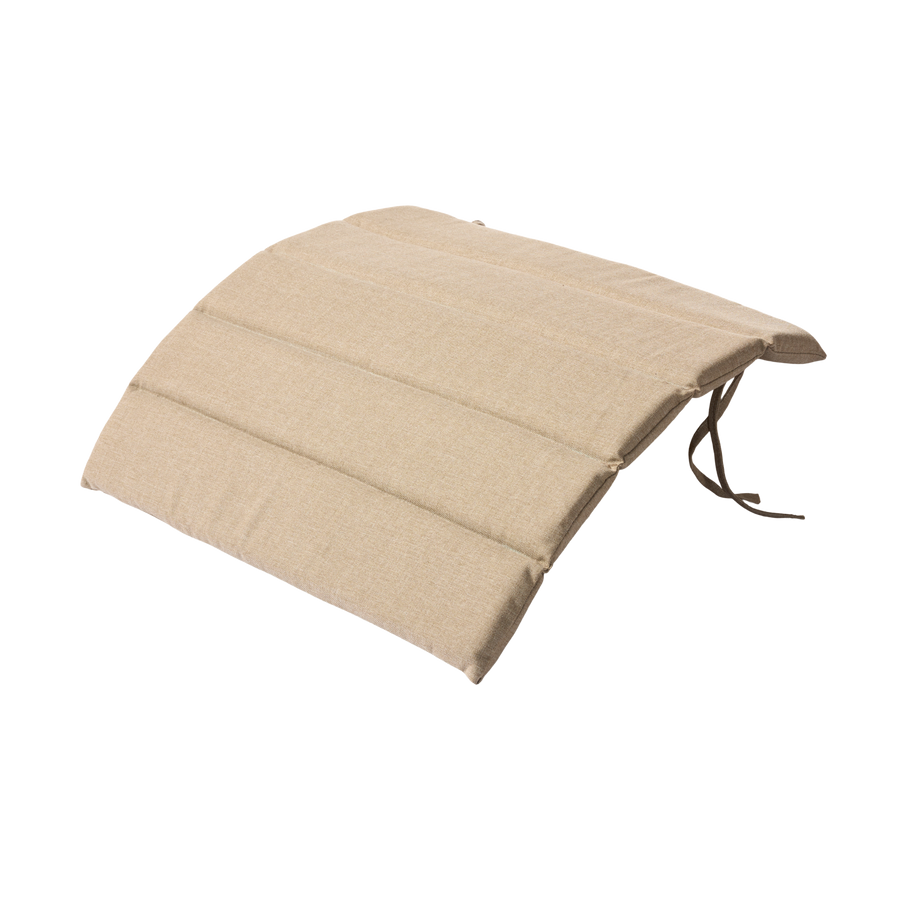Pernă pentru taburet Adirondack Cinas — pernă culoarea nisipului prinsă cu șnururi pe un taburet Adirondack.