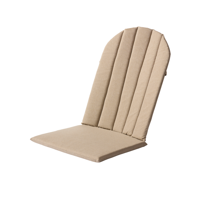 Pernă pentru scaun Adirondack Cinas — pernă culoarea nisipului cu cusătură verticală, fixată cu șnururi pe un scaun Adirondack.