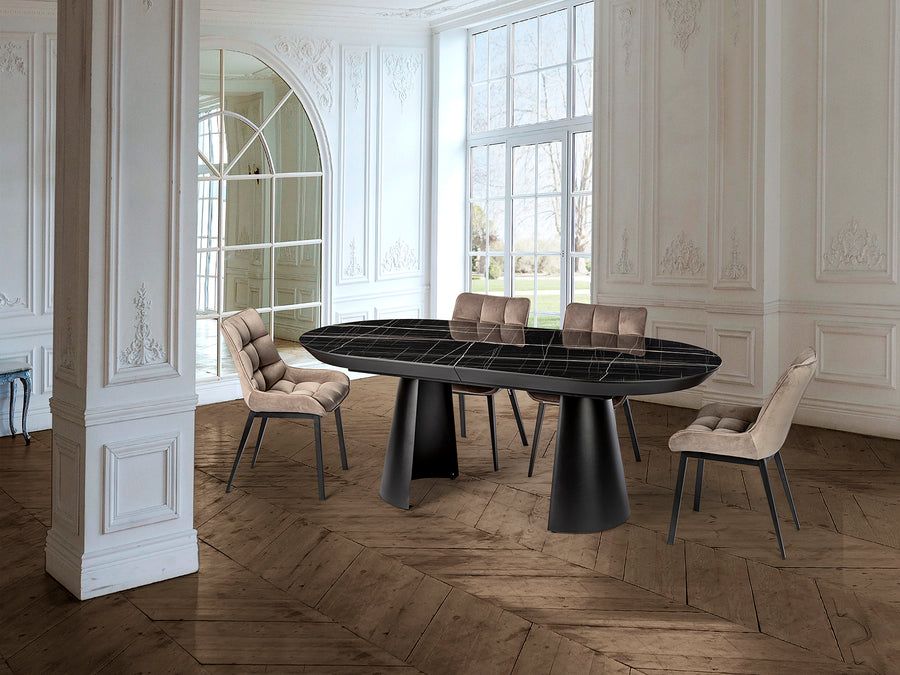 Masă dining extensibilă Schuller Capri cu blat MDF în efect marmură neagră lucioasă, margini negre mat și structură metalică neagră — extensibilă până la 4 metri.