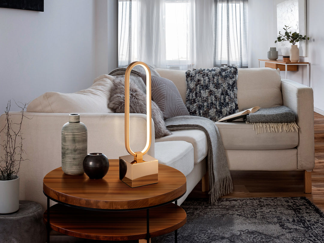 Veioză Schuller Colette cu oval LED vertical în finisaj rose gold periat și bază din metal mat — accent arhitectural.