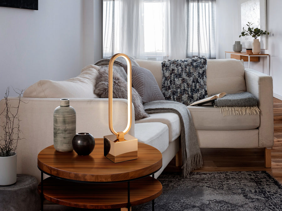 Veioză Schuller Colette cu oval LED vertical în finisaj rose gold periat și bază din metal mat — accent arhitectural.