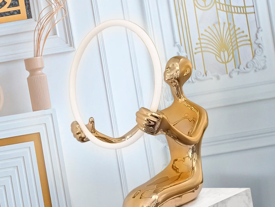 Sculptură decorativă Schuller El Aro cu figură aurie, piedestal marmură albă și inel LED — H160 cm