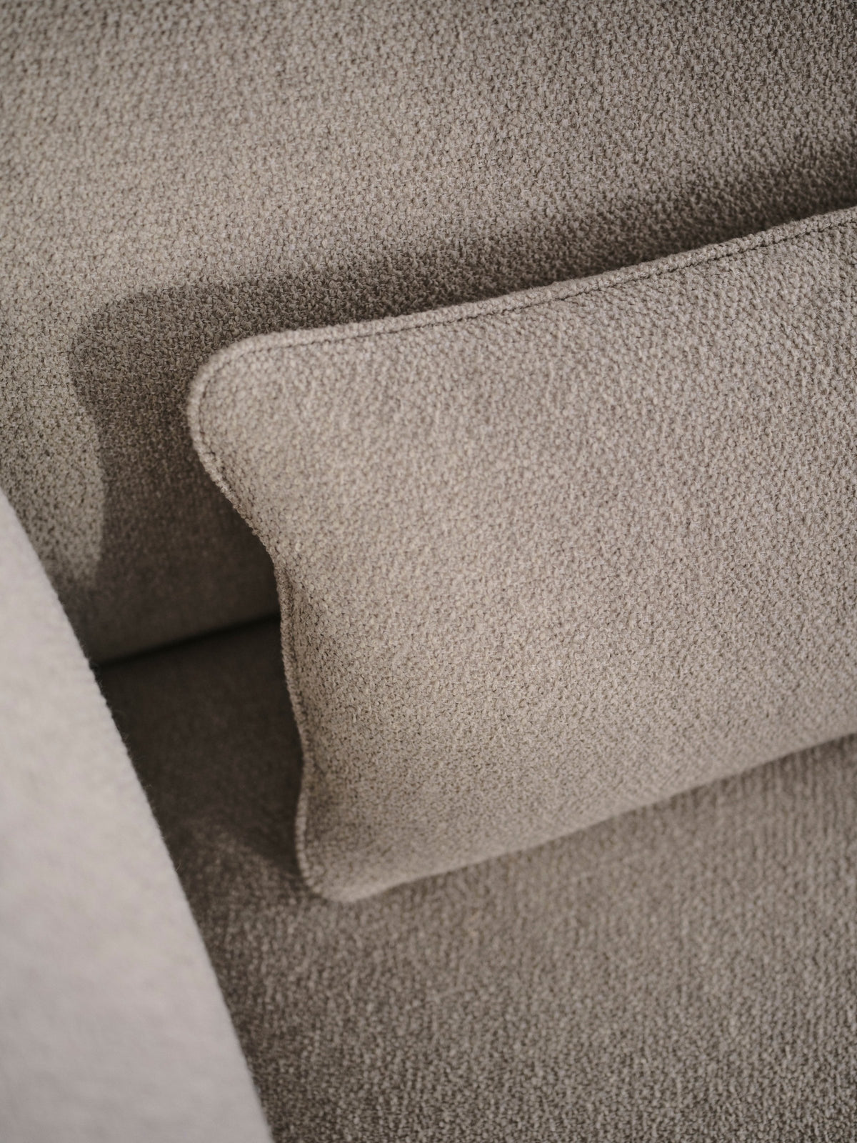 Pernă lombară BoConcept Paraggi, tapițerie maro Treviso — detaliu