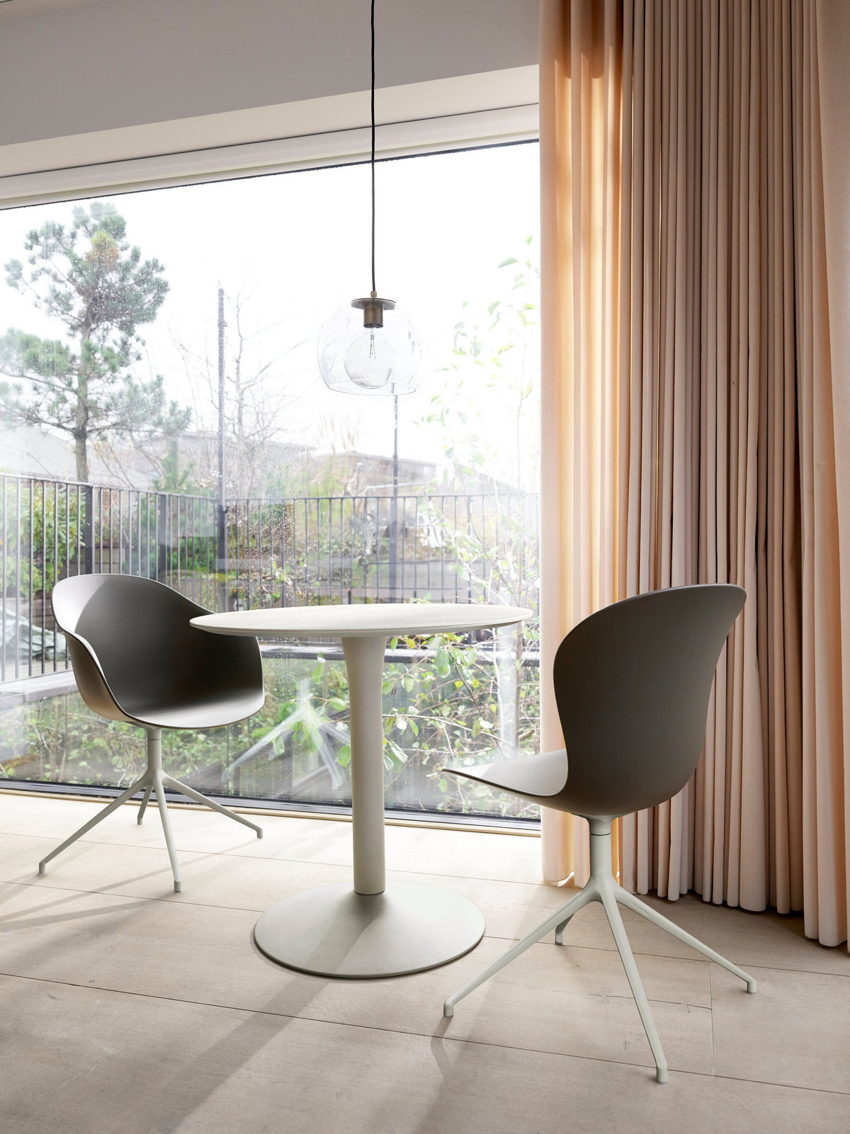 Masă de dining rotundă BoConcept New York, ceramică cu aspect de marmură — detaliu