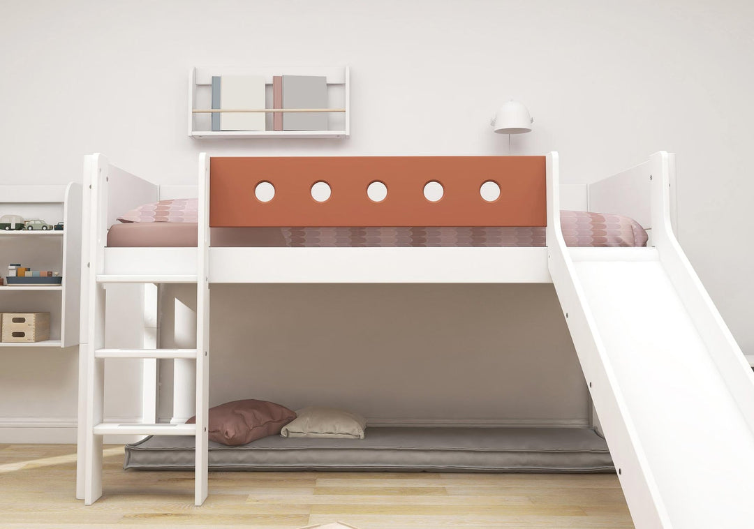 The Decorators: Pat inaltime 120 cm cu scara dreapta si tobogan Flexa White 90x200 cm