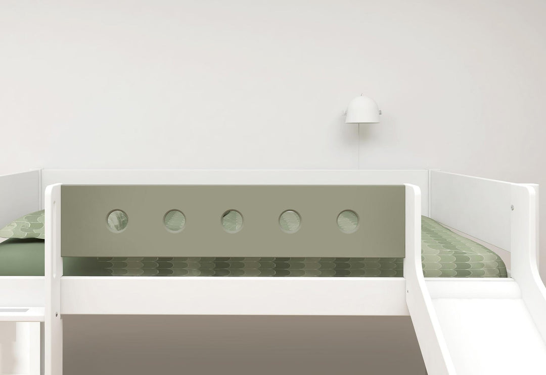 The Decorators: Pat inaltime 120 cm cu scara dreapta si tobogan Flexa White 90x200 cm