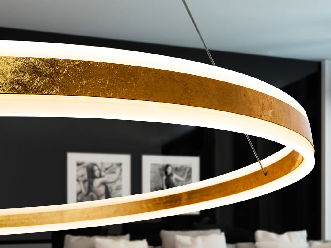 Lustră suspendată Schuller Helia cu inel LED de 100 cm diametru, profil slim de 6 cm în finisaj foiță de aur aplicată manual.