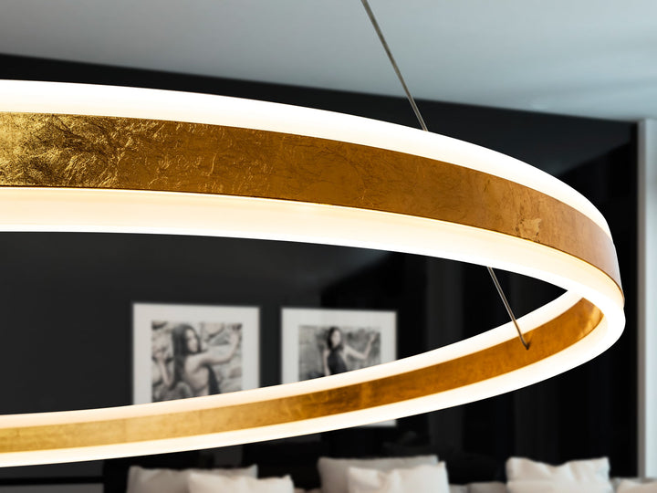 Lustră suspendată Schuller Helia cu inel LED de 100 cm diametru, profil slim de 6 cm în finisaj foiță de aur aplicată manual.