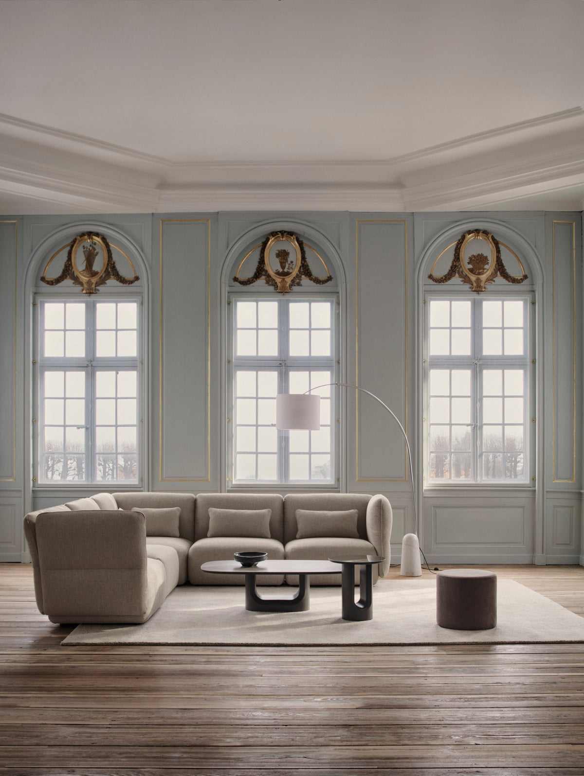 Pernă lombară BoConcept Paraggi, tapițerie maro Treviso — detaliu