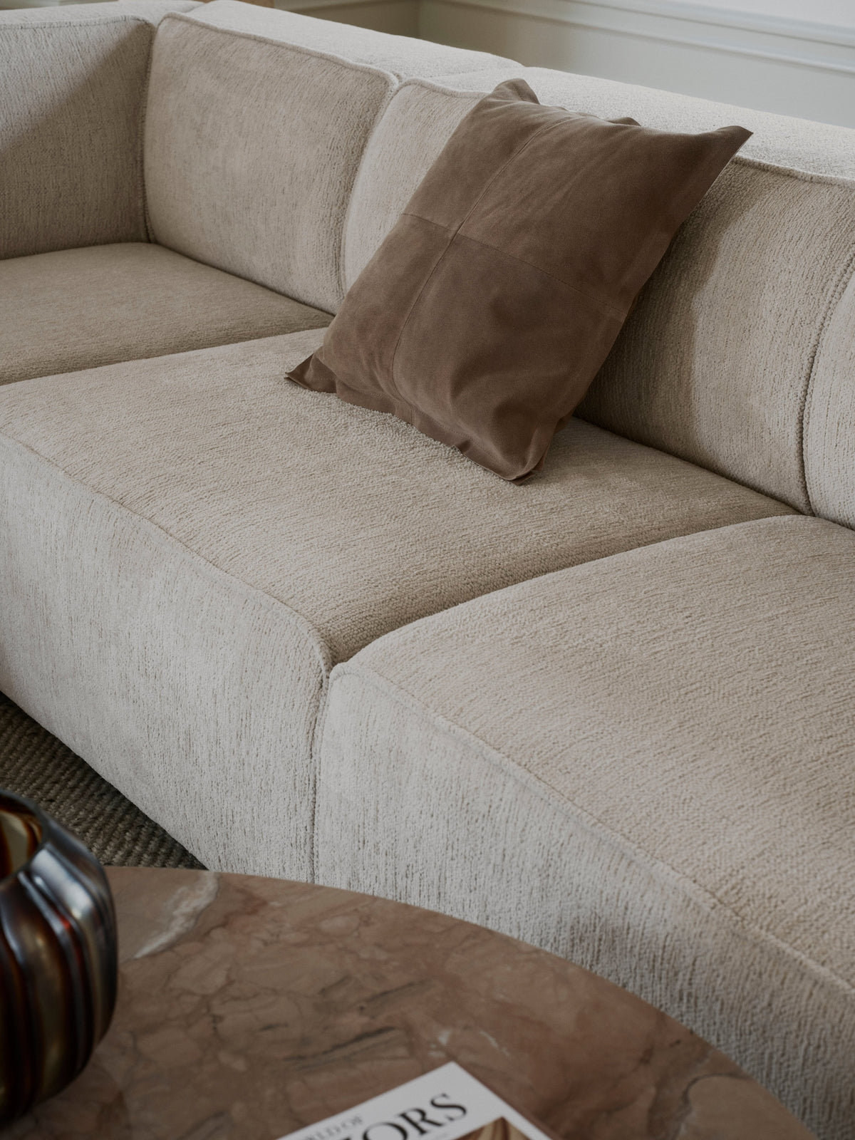 Pernă decorativă BoConcept Suede din piele — detaliu