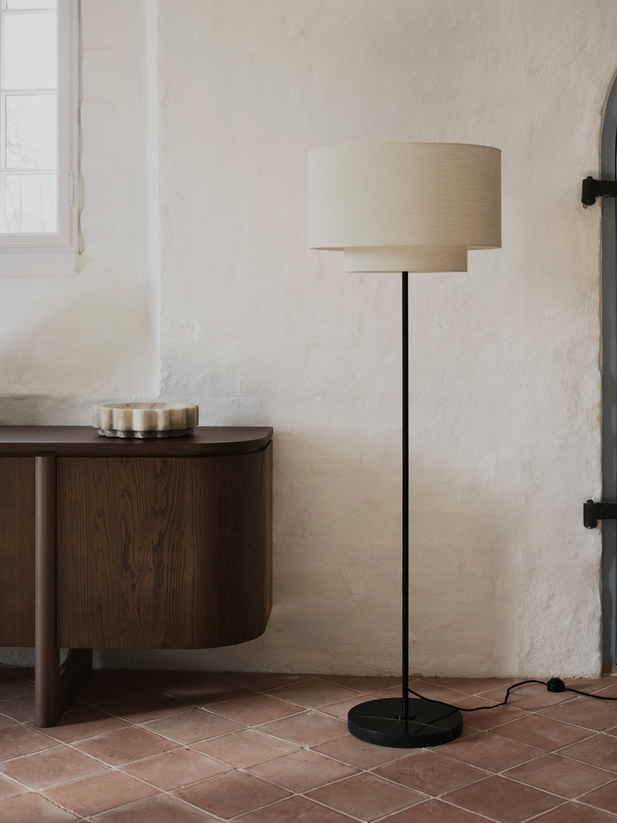 Lampadar BoConcept Drum cu bază din marmură — detaliu