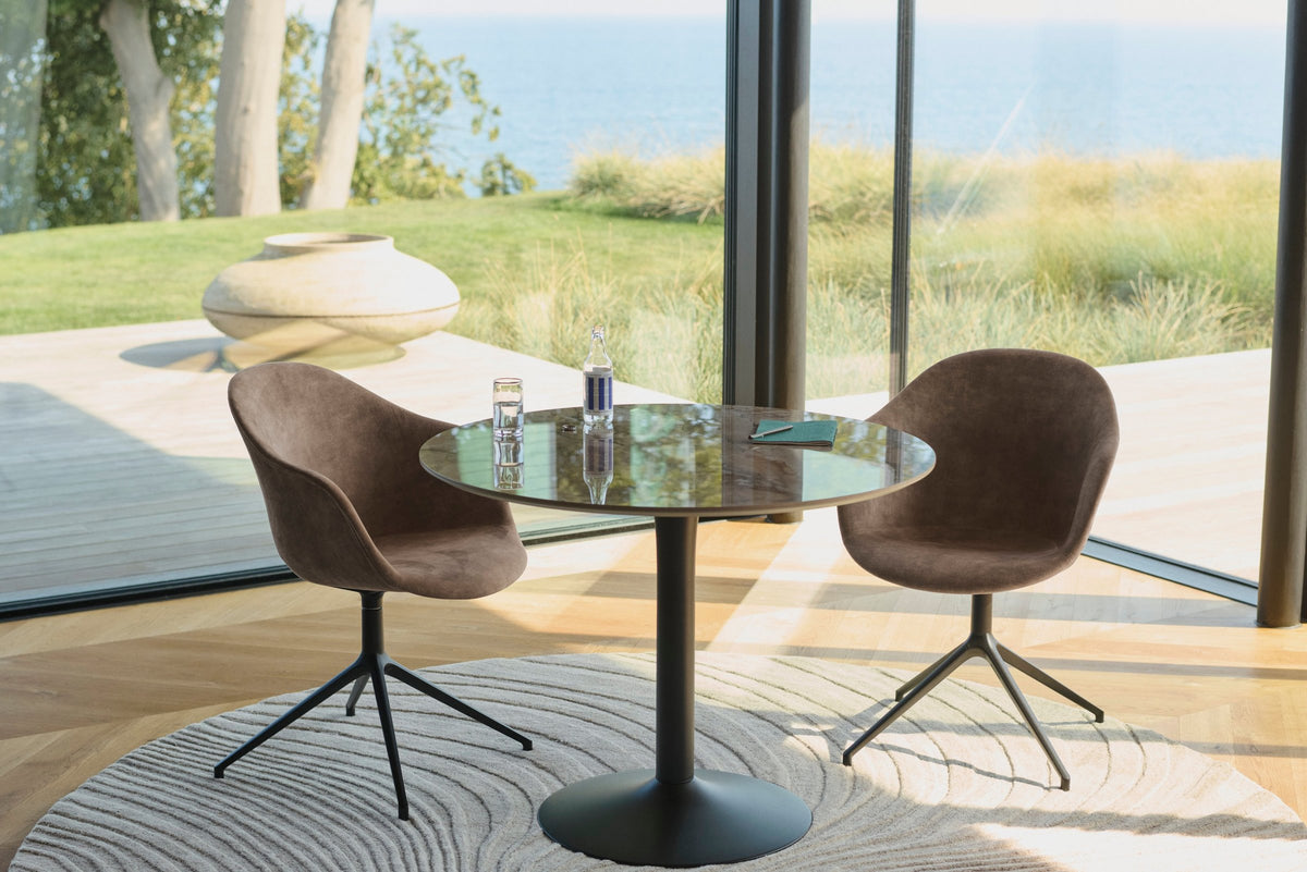 Masă de dining rotundă BoConcept New York, ceramică cu aspect de marmură — detaliu
