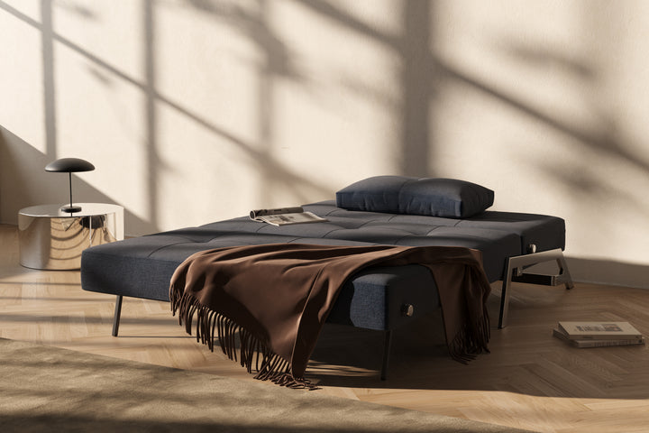 Canapea extensibilă Innovation Living Cubed Chrome, tapițerie 528 Mixed Dance Blue - fotografie de ambianță