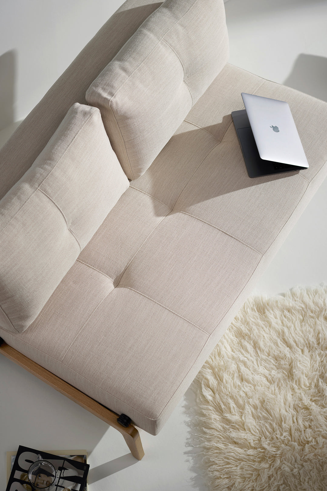 Canapea extensibilă Innovation Living Cubed Wood, tapițerie 612 Blida Sand Grey - fotografie de ambianță