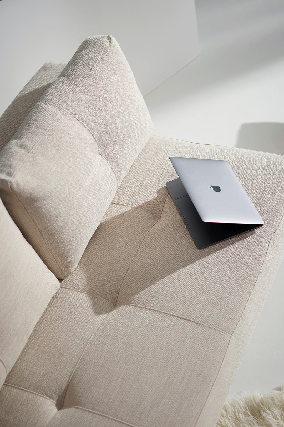 Canapea extensibilă Innovation Living Cubed Wood, tapițerie 612 Blida Sand Grey - fotografie de ambianță