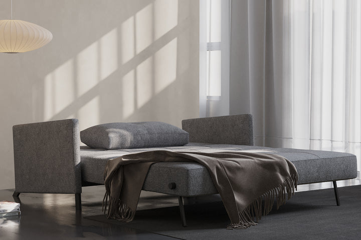 Canapea extensibilă Innovation Living Cubed cu cotiere, tapițerie 565 Twist Granite - fotografie de ambianță