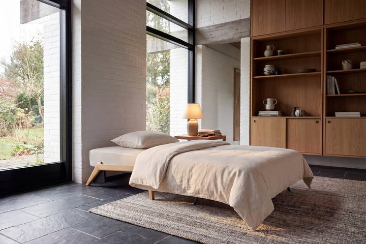 Canapea extensibilă Innovation Living Cubed Wood, tapițerie 565 Twist Granite - fotografie de ambianță