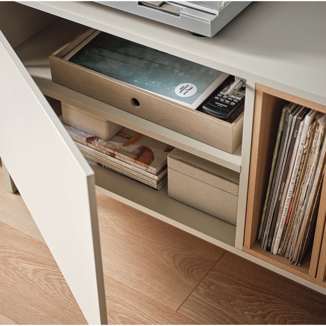 The Decorators: Comoda TV VOX Into- doua cutii bej