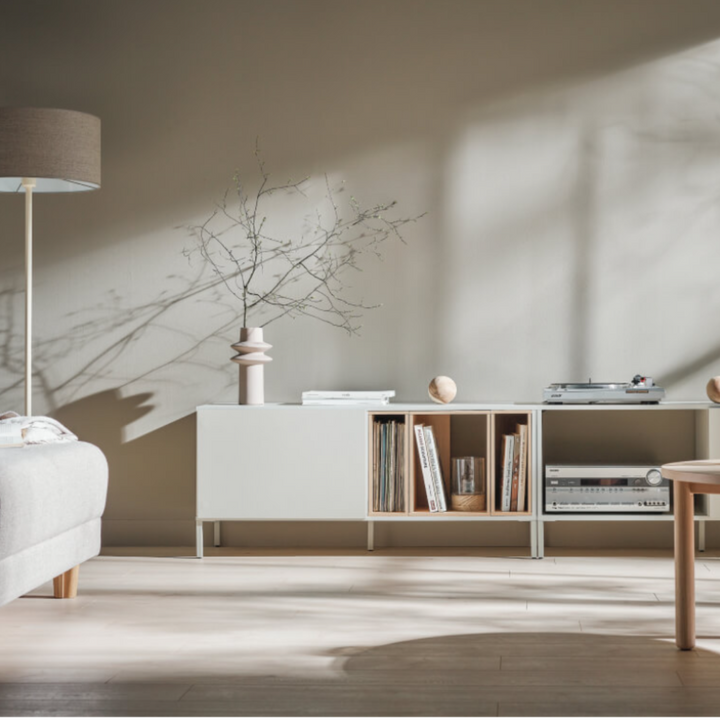 The Decorators: Comoda TV dubla VOX Into
