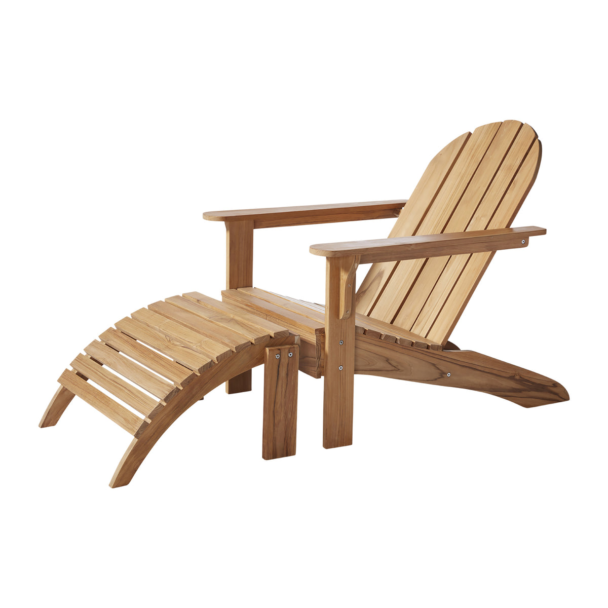 Set Adirondack Cinas — scaun și taburet din lemn de tec, într-o grădină liniștită, în lumina după-amiezii.