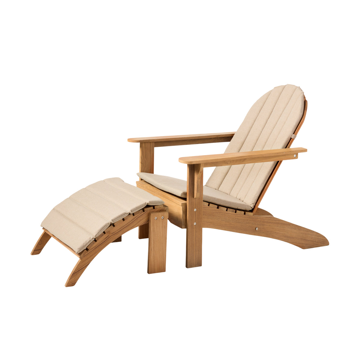 Set Adirondack Cinas — scaun și taburet din tec cu perne color nisip, într-o grădină însorită.
