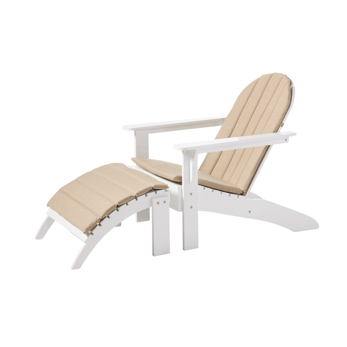 Set Adirondack Cinas — scaun și taburet din mahon vopsit alb, pe gazon, într-o grădină liniștită.