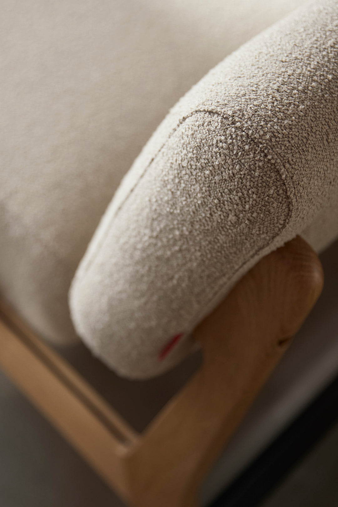 Canapea extensibilă Innovation Living Nolis, tapițerie 539 Bouclé Beige - fotografie de ambianță