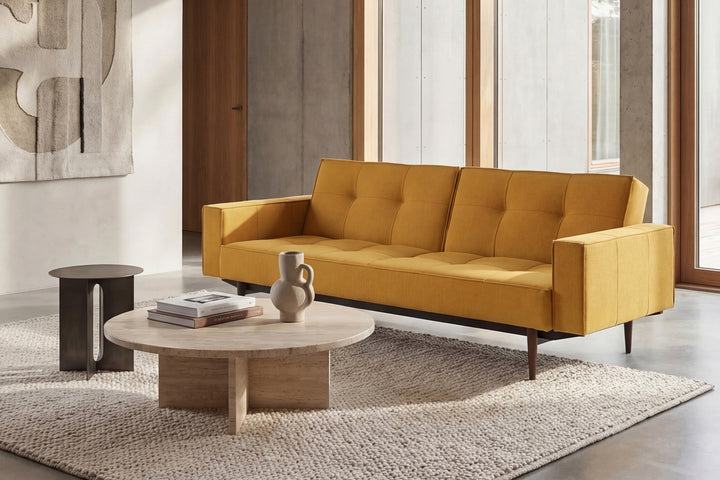 Canapea extensibilă Innovation Living Splitback Dark Styletto Wood cu cotiere, tapițerie 507 Elegance Burned Curry - fotografie de ambianță