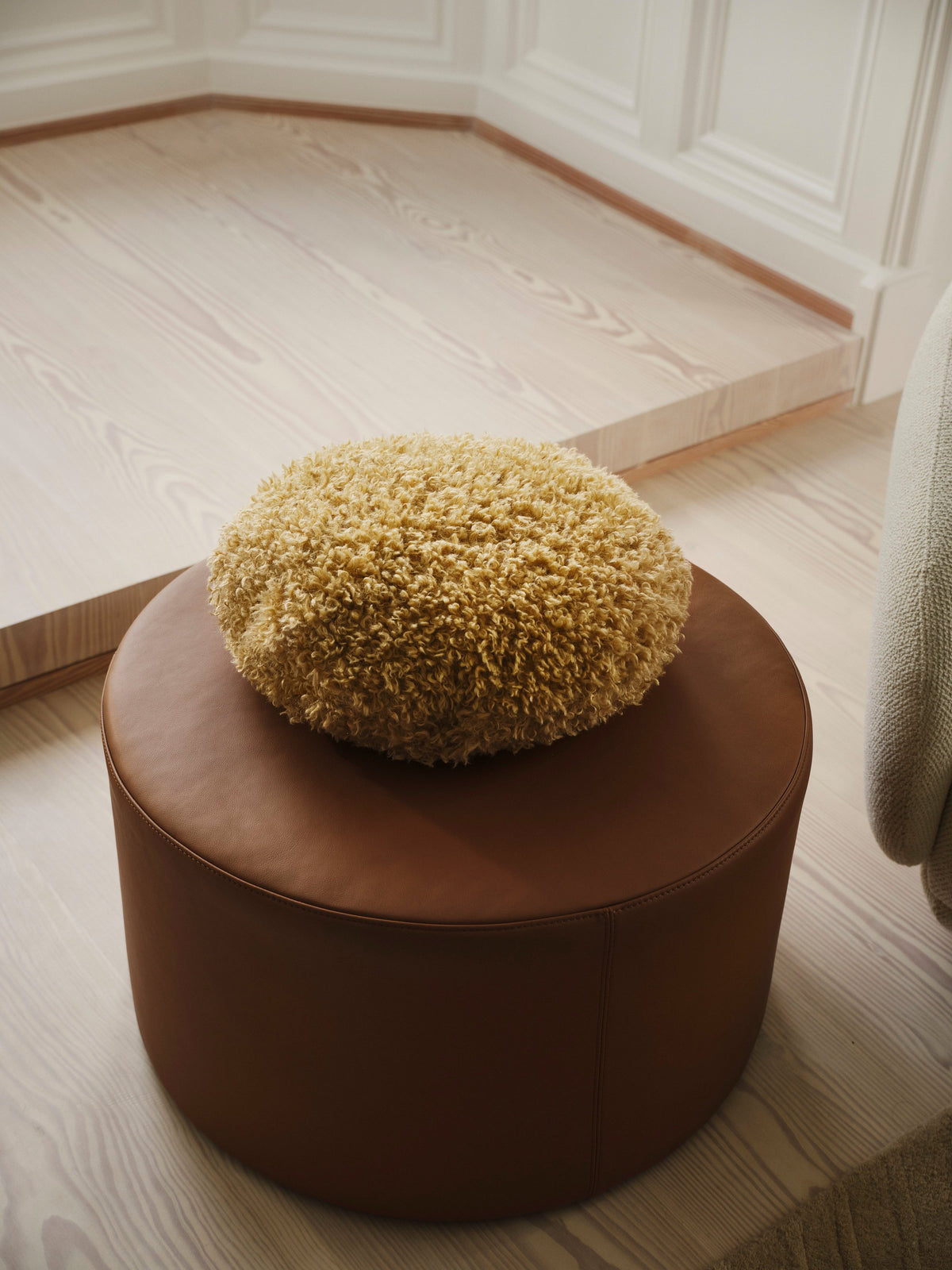 Perna decorativa BoConcept Teddy rosu rugina — detaliu