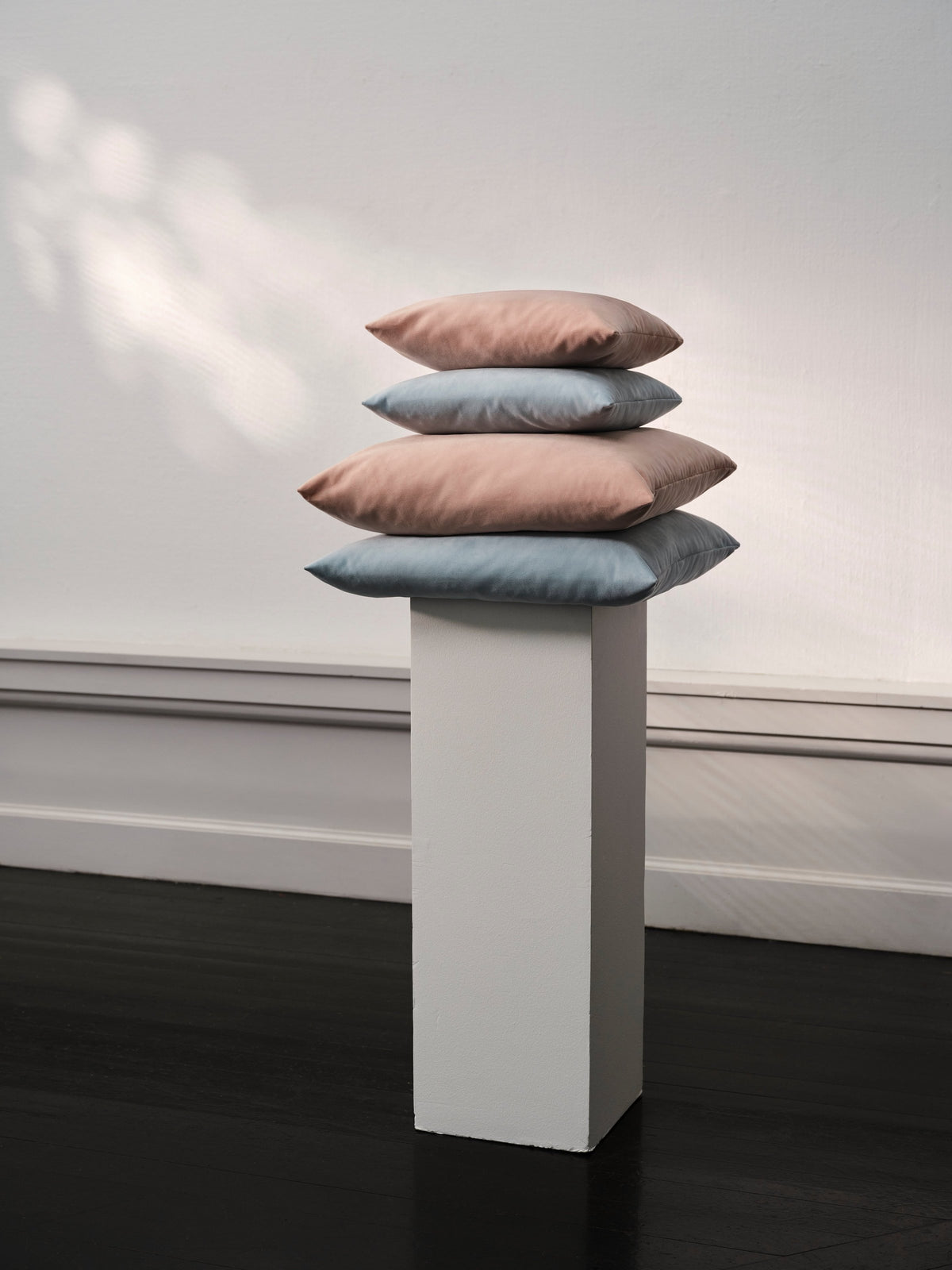 Pernă decorativă BoConcept Catskills din catifea Bologna — detaliu