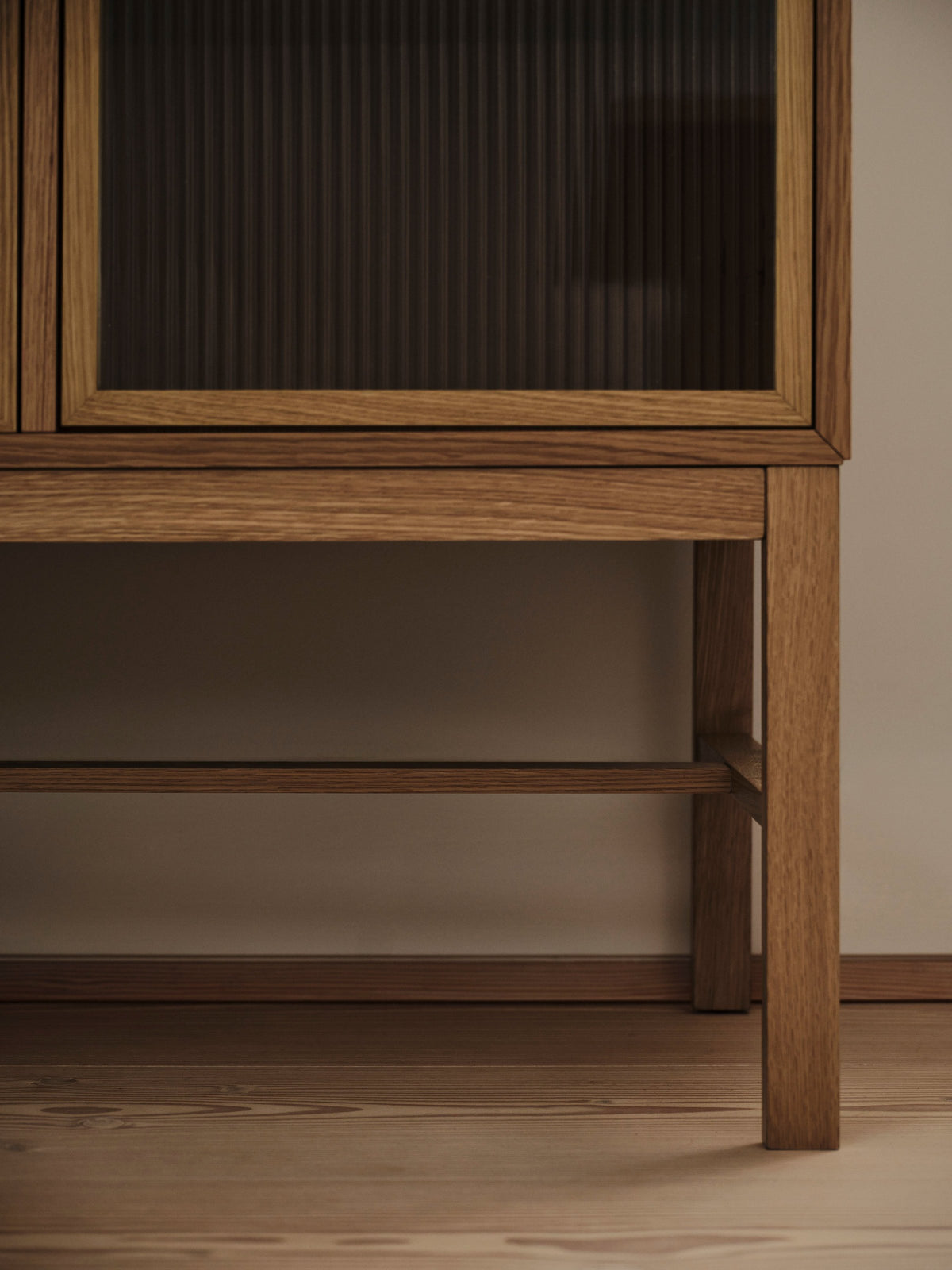 Vitrină BoConcept axo series din stejar închis — detaliu